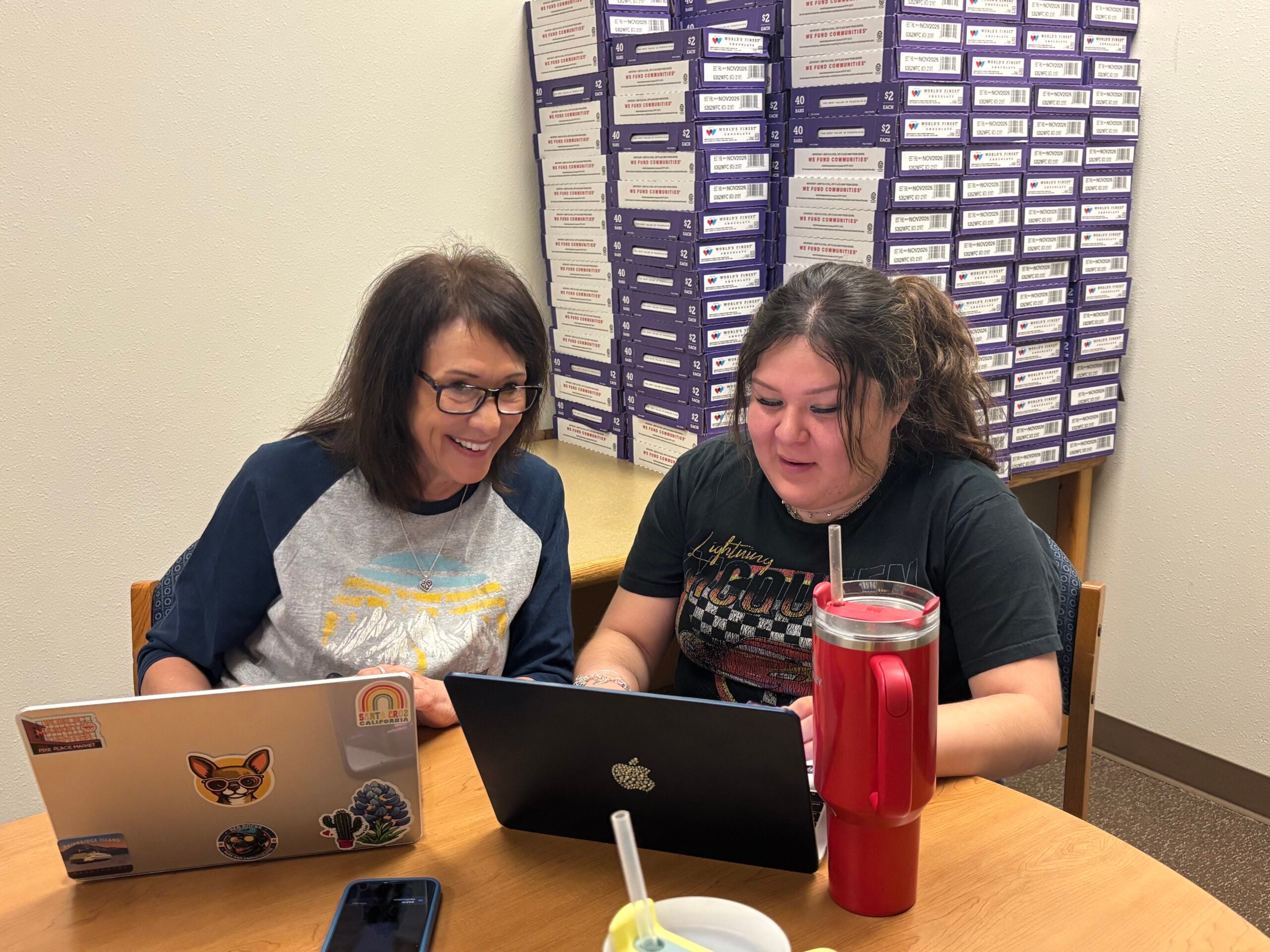Barbara Rodríguez (L), mentor to Abigail Ramírez (R), at Gilbert Elementary