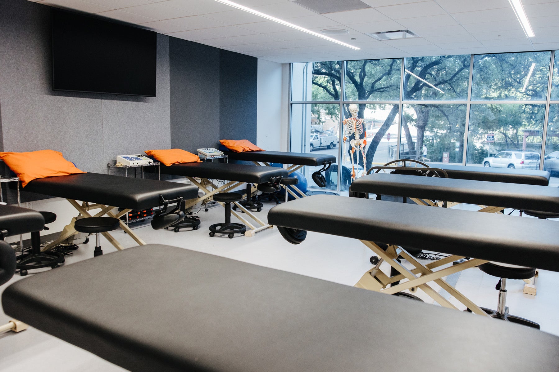 Athletic training and clinical education spaces provide students with hands-on learning opportunities in a modern, professionally equipped environment.